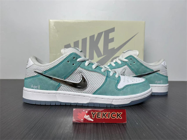 Nike SB Dunk Low FD2562-400