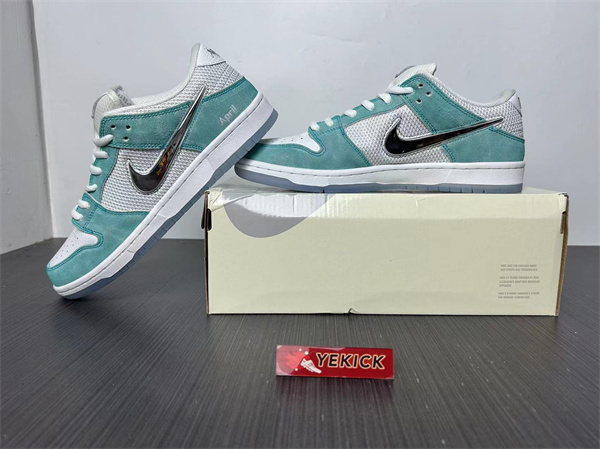 Nike SB Dunk Low FD2562-400