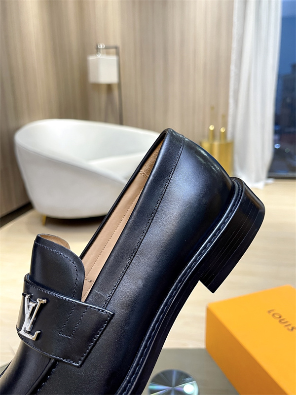 Lv Loafer 044